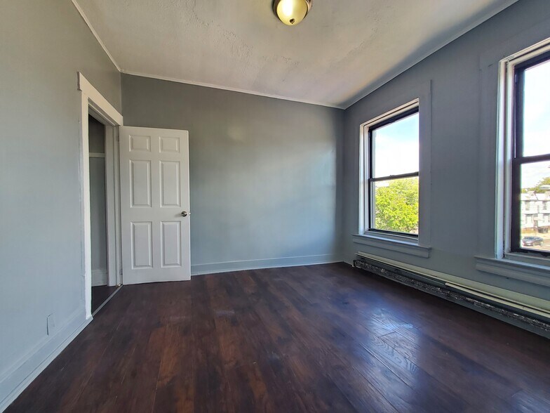 Building Photo - 557 Ocean Ave