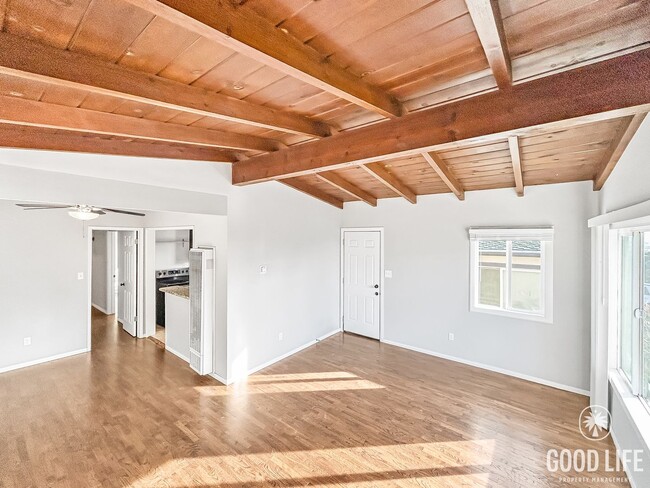 Building Photo - Beautiful 2BD/1BA W/ Large Backyard and Re...