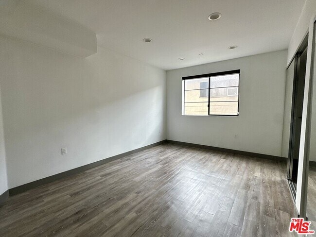 Building Photo - 552 N Hobart Blvd