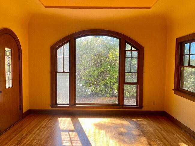 Building Photo - CHARMING! BACKYARD OASIS! REAL HARDWOOD FLOORS! FULL SIZED WASHER/DRYER! OFF OF ADAMS AVE!