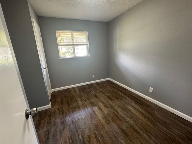 Building Photo - Freshly renovated 4bed/1bath