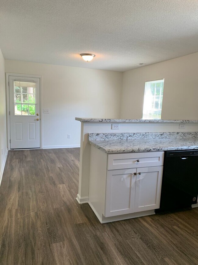 Building Photo - 3 Bedroom 2 Bath House on Hillsdale Drive