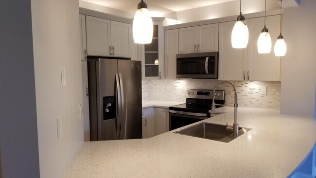 Building Photo - 300 Uno Lago Dr