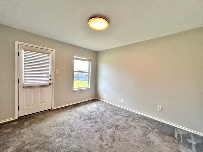 Building Photo - Spacious 4/BR 3/BA One-Level Home with Lar...