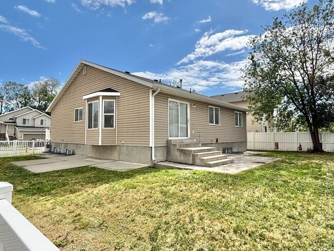 Building Photo - Bright & Spacious Rambler in Rose Park!