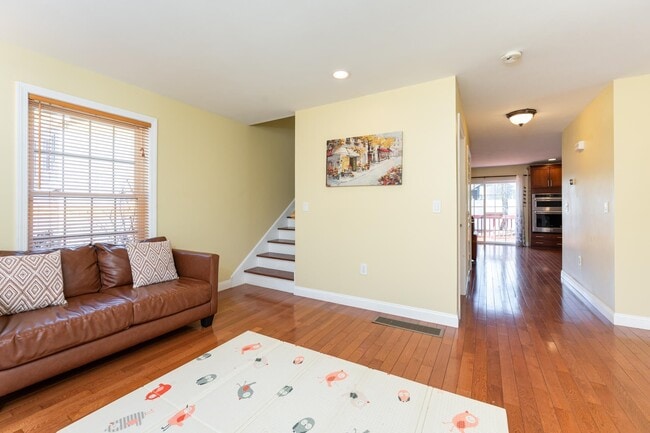 Building Photo - 4 Lowther Pl