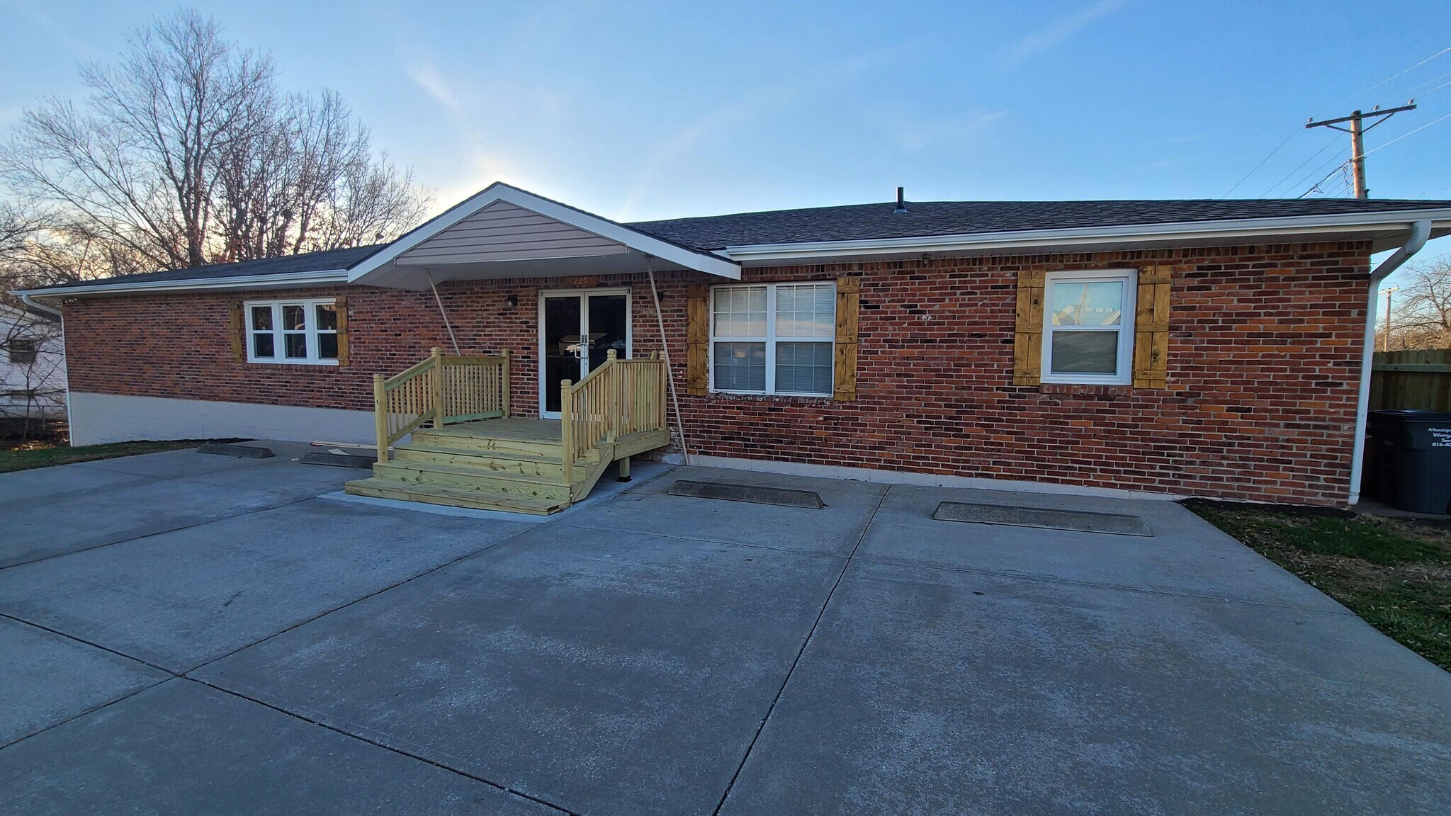 Building Photo - 225 Lexington Rd