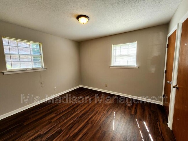 Building Photo - 4407 Caroline Dr