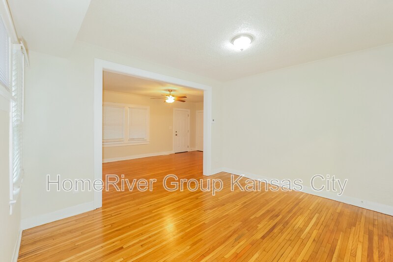 Building Photo - 2125 E 70th St