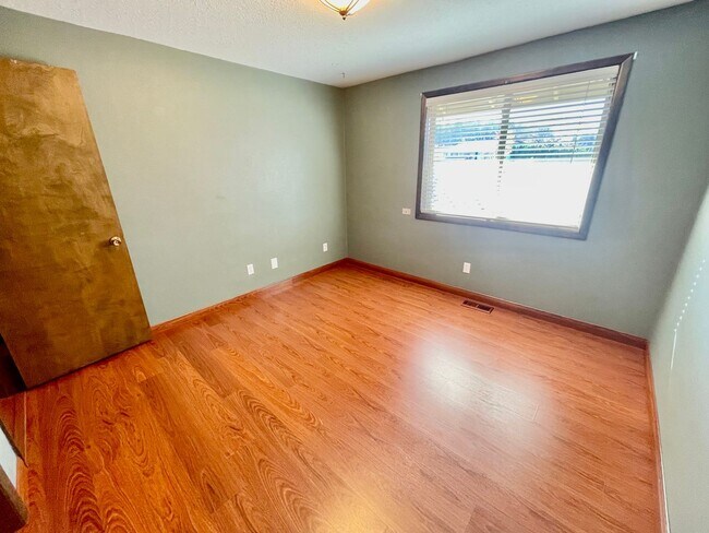 Building Photo - Sprawling 5bd/3bath Split-Level Home | Sto...