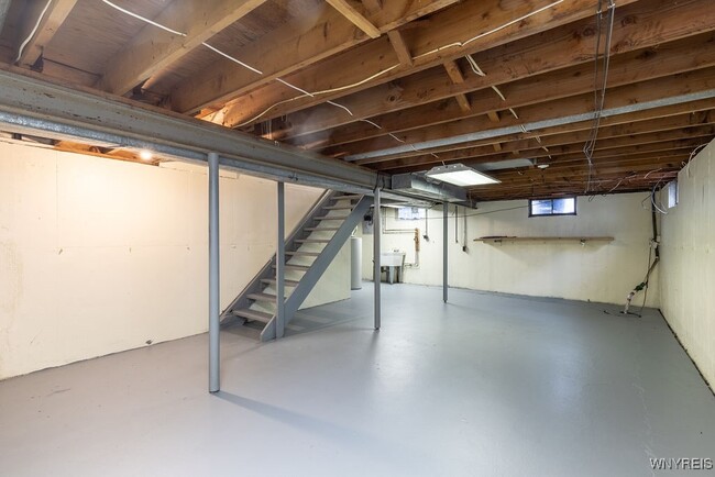 Building Photo - 140 Ayrault Dr