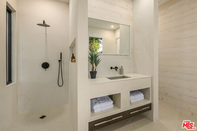 Building Photo - 8896 Lookout Mountain Ave