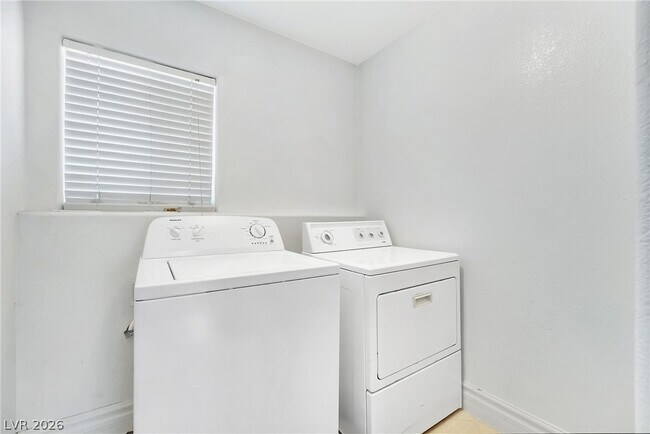 Building Photo - 367 Dogleg Dr