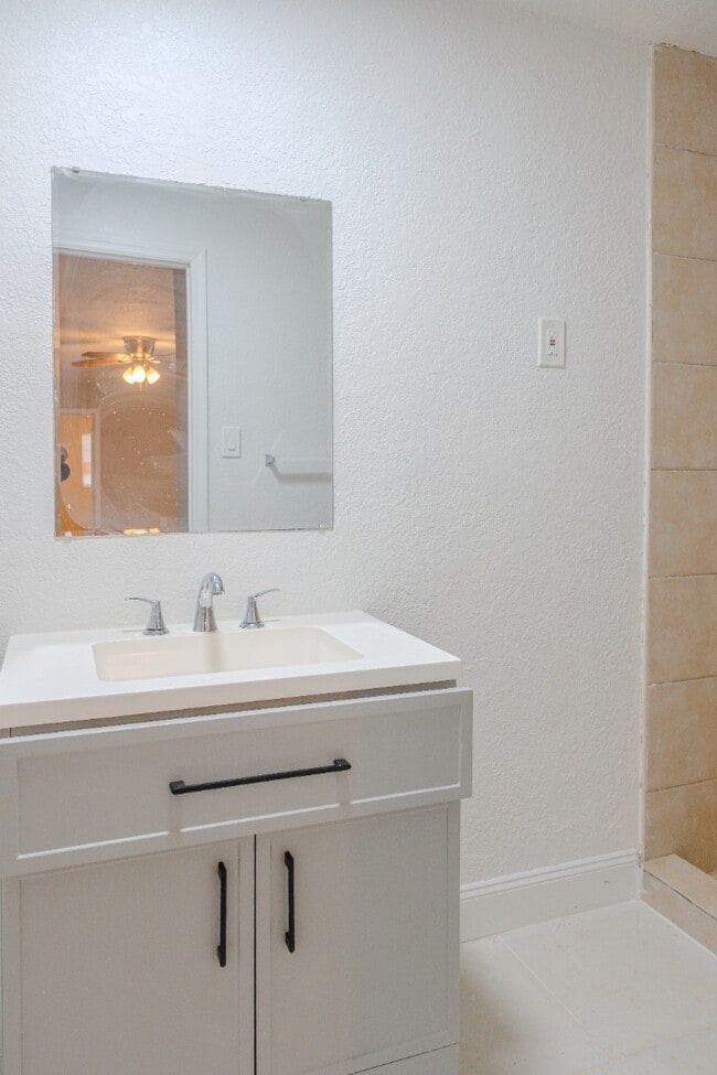 Building Photo - 129 W Church St