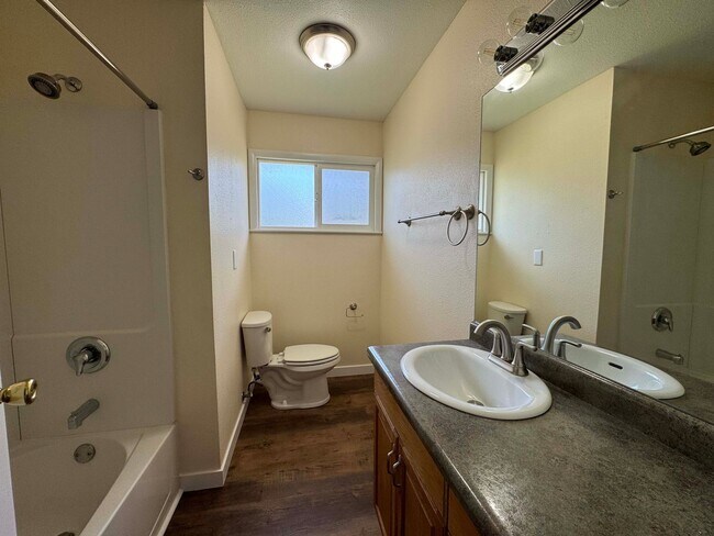 Building Photo - 2 Bedroom Ranch with 1 Car garage