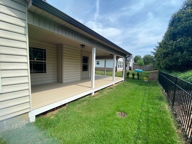 Building Photo - Now Offering ONE-MONTH FREE as Move-in Cre...
