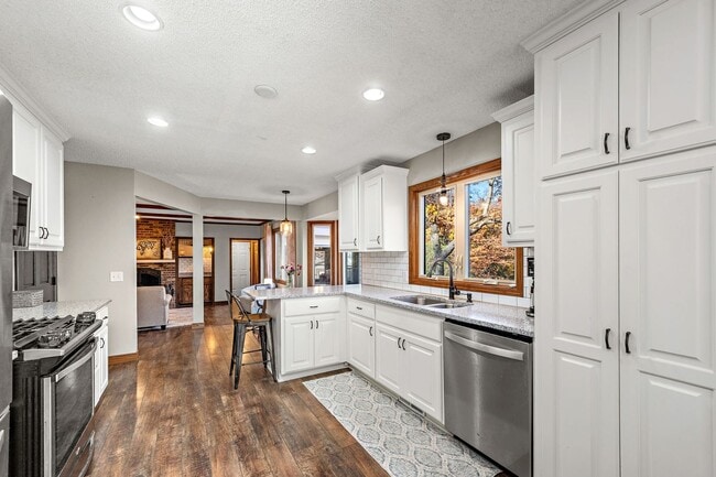 Building Photo - Stunning Remodeled 4BR Home w/ Pond View &...