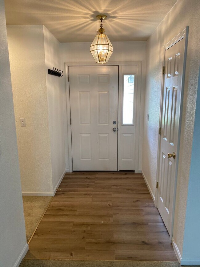 Building Photo - 3 bedroom/2 bathroom single family home!  ...