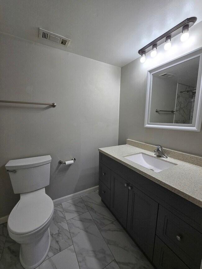 Building Photo - 1005 Manchester Ct