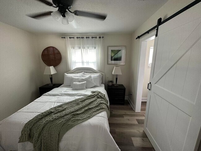 Building Photo - 939 Lakeview Rd