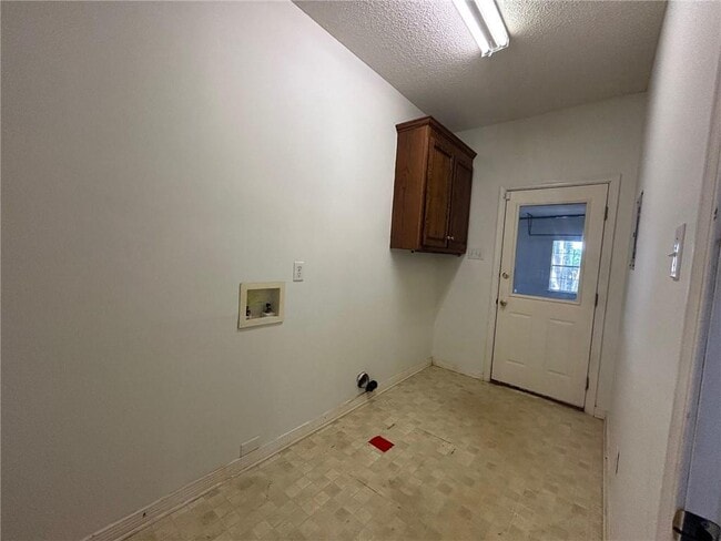 Building Photo - 5463 Henning Dr W
