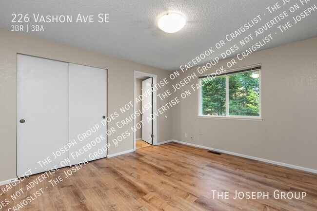 Building Photo - 226 Vashon Ave SE