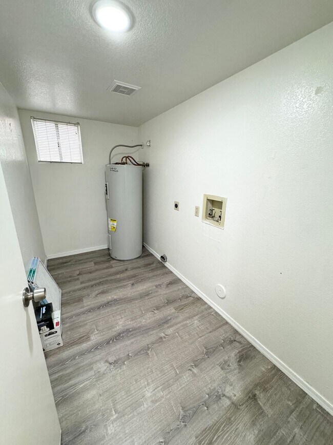 Building Photo - Stunning 4 Bedroom/2.5 Bath Home in Ahwatukee