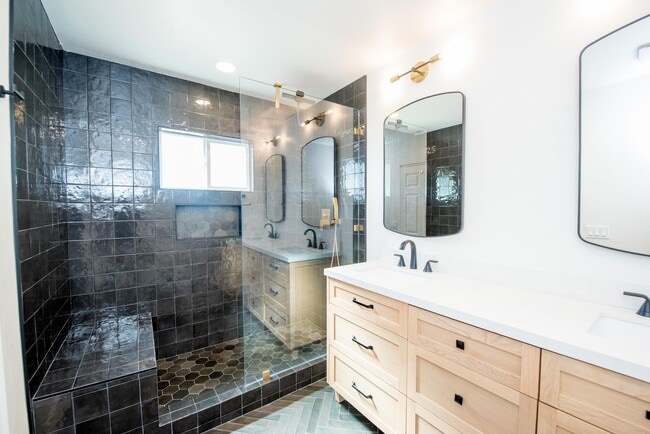 Building Photo - Eastside Costa Mesa Gem