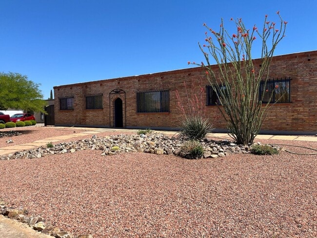 Building Photo - 1964 sonita in Sierra Vista, Travel Nurse / Military Friendly Furnished Rental