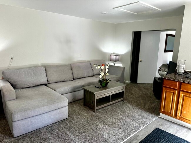 Building Photo - 1354 N Main St