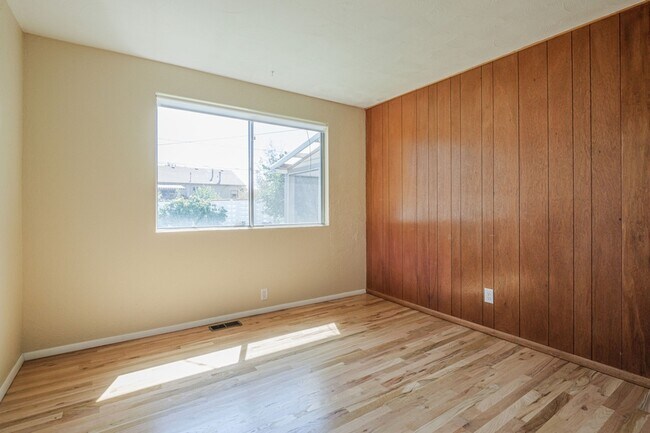Building Photo - 718 Brassie Dr