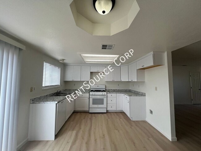Building Photo - 841 Chateau Way