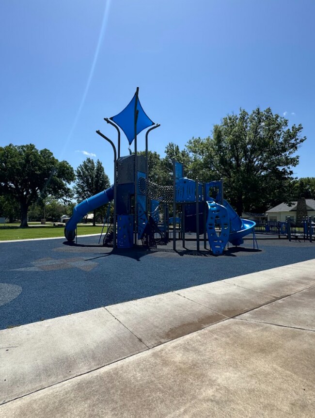 Building Photo - 4 Bed, 2 Bath Home - Apply Today!