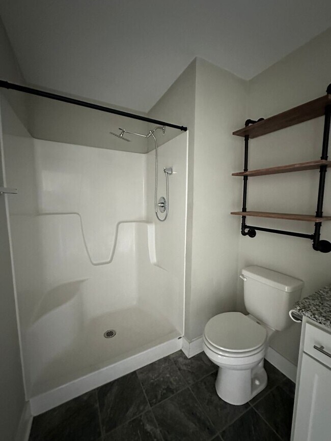 Building Photo - Spacious unit in English Commons! Close to...