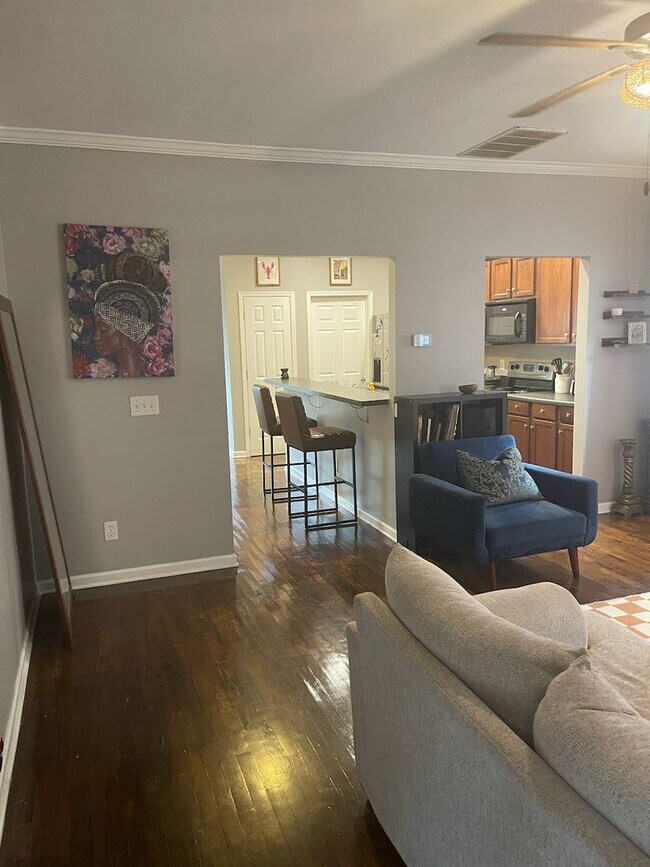 Building Photo - Cute Bungalow, Less Than Half Mile From We...