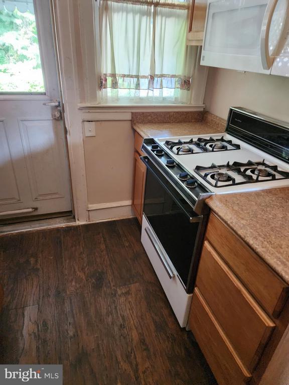 Building Photo - 810 Rundale Ave