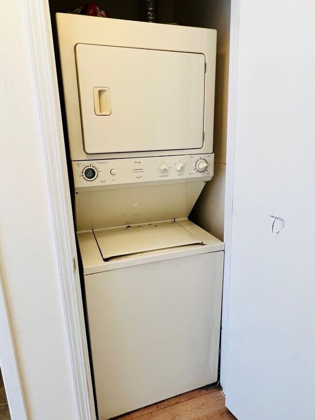 Building Photo - Upper Level Unit