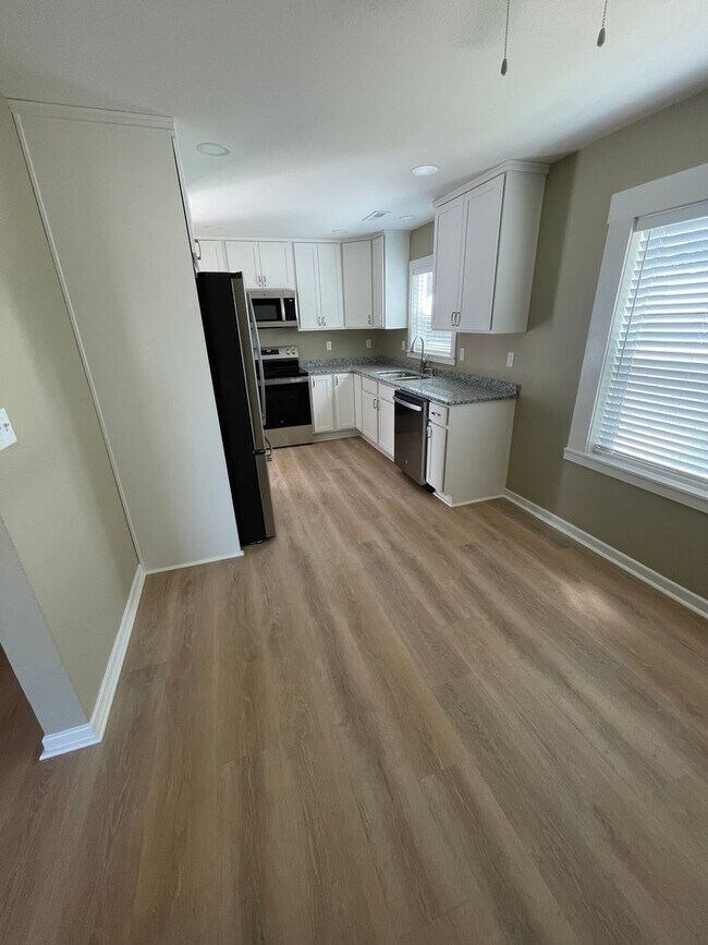 Building Photo - Fully Remodeled Home on Large Lot!