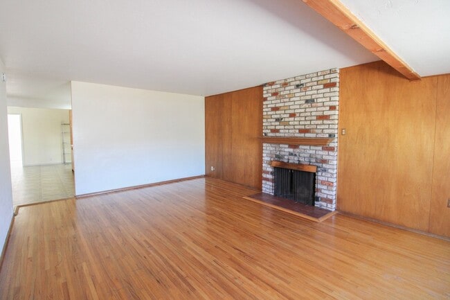 Building Photo - 4 Bedroom House with Large Backyard Near Cal Poly