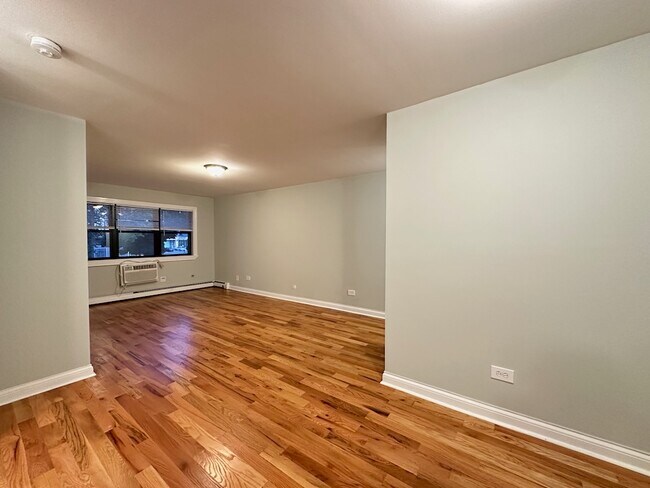 Building Photo - 693 Elm Pl