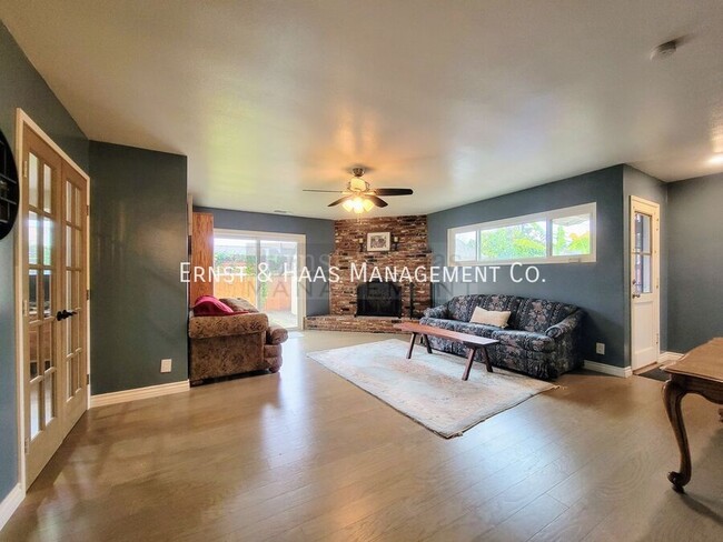 Building Photo - Beautiful Lakewood 3 Bedroom 2 Bath Home w...