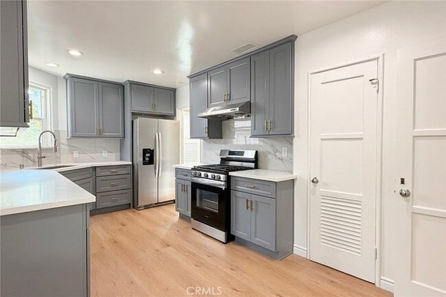 Building Photo - 1505 N Rosewood Ave