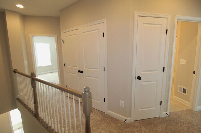 Building Photo - 3 bedroom town home with a finished basement and garage located in popular Preston Lakes