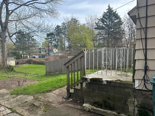 Building Photo - SINGLE FAMIKY FOR RENT IN MAPLEWOOD LOCATION !