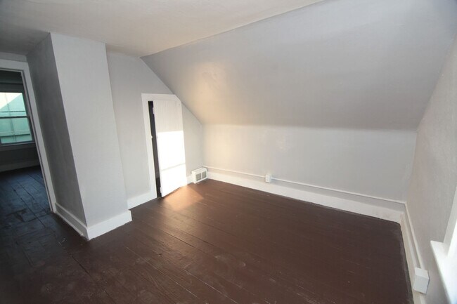 Building Photo - Updated 1 Bedroom Pet Friendly Home - Rent...