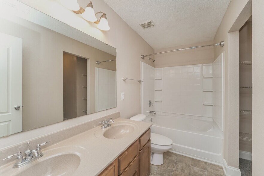 Building Photo - 712 Winborne Ave SW