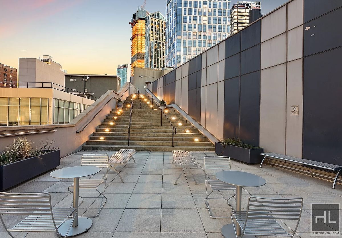 Building Photo - Furnished 2bed/2bath Penthouse w/Views