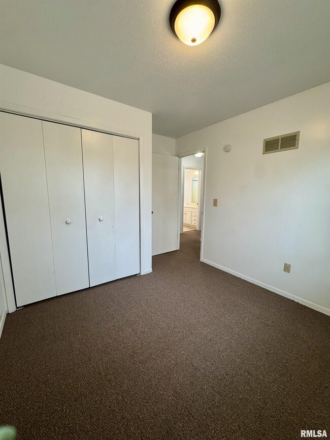 Building Photo - 674 W 64th St
