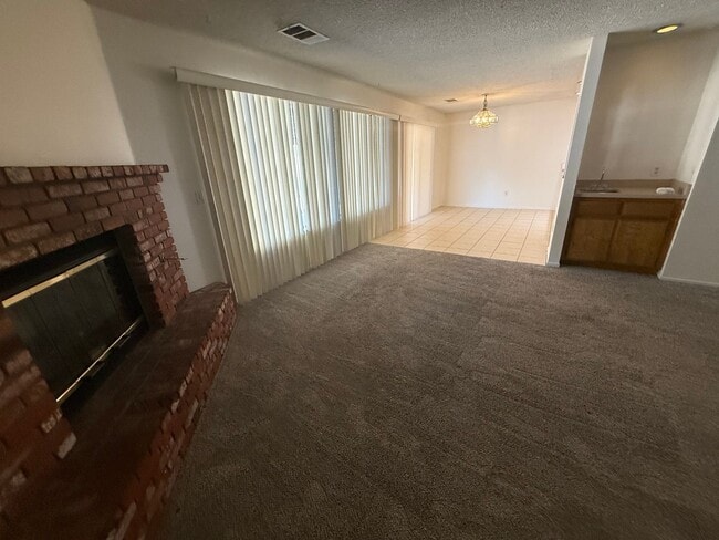 Building Photo - Silverlake's Home- 3 Bedrooms, 2 Bathrooms...