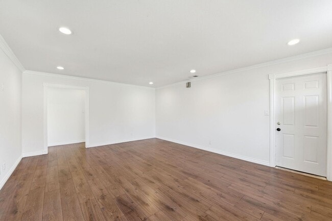 Building Photo - Sunning 3BD/3BA w/Bonus Room and Private Yard